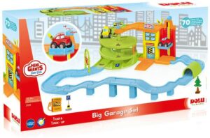 Grand Garage avec Circuit – Dolu, avec plusieurs niveaux, pistes et rampes pour un jeu créatif avec des voitures.