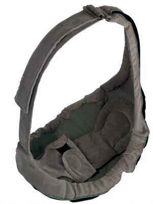 Porte-bébé et porte-hanche porté par un parent, avec bébé bien installé en position confortable et sûre.