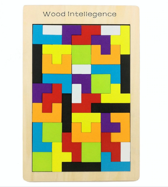 Tetris Wood Intelligence, jeu de réflexion avec blocs en bois colorés, montrant un défi de puzzle en cours.