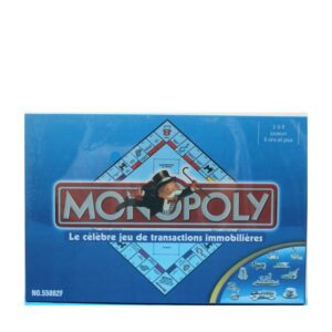 Boîte du jeu Monopoly, célèbre jeu de société de transactions immobilières avec plateau et pions classiques.