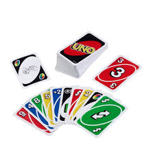 Jeu de cartes Uno avec cartes colorées étalées sur une table.