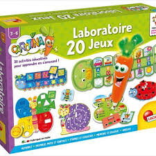 Enfant utilisant le Carotina Talking Pen Laboratory pour jouer à un jeu éducatif interactif avec des cartes et un stylo magique.