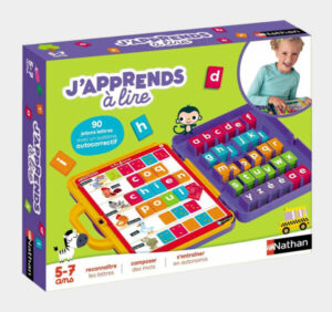 Enfant jouant avec un jeu éducatif de lettres colorées pour apprendre à lire