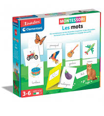 Enfant explorant le livre Montessori Les Mots, avec des images et des mots du quotidien, favorisant l’apprentissage des lettres et du vocabulaire. https://st0.etoilejouet.ma/wp-content/uploads/2023/04/montessori-les-mots-etoile-jouet.jpg