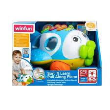 Enfant jouant avec le Sort 'N Learn - Avion à tirer Winfun, jouet éducatif à formes colorées. https://st0.etoilejouet.ma/wp-content/uploads/2024/04/avion-a-tirer-winfun-etoile-jouet.jpg