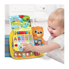 Enfant jouant avec le Livre d’activités Apprendre avec moi Winfun, jouet éducatif à sons et lumières pour apprendre les lettres, chiffres et animaux.