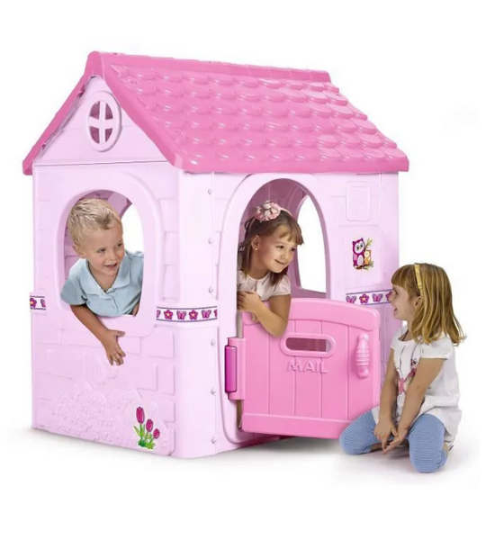 Maison Feber Fantasy rose avec porte et fenêtres pour enfants jouant et interagissant ensemble.
