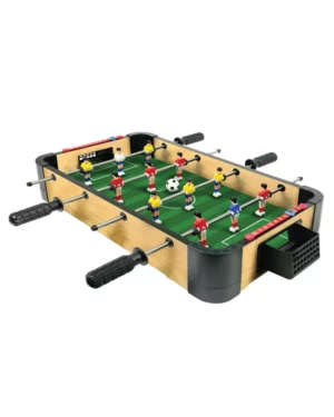 Enfant jouant à un baby-foot en bois avec tableau de score manuel à la maison