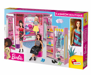 Enfant jouant avec la Boutique de Mode Barbie construite et décorée, avec la poupée incluse.