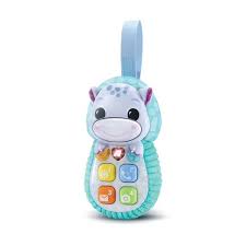 Un premier téléphone interactif pour que Bébé puisse découvrir les chiffres en musique, tout en imitant les grands ! Dès 6 mois. Contour antichoc tout doux et bande auto-agrippante pour attacher facilement le jouet + de 45 chansons, mélodies, sons et phrases 5 chansons et 15 mélodies Apprentissages : les chiffres, les sentiments et des chansons Arrêt automatique pour préserver la durée de vie des piles. https://st0.etoilejouet.ma/wp-content/uploads/2024/06/allo-bebe-toudoux-bleu-vtech-etoile-jouet.jpg