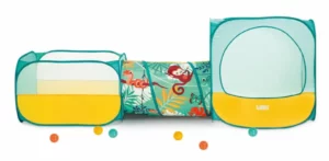 Enfants jouant dans un parcours jungle pop-up avec tunnel, cube et piscine à balles.