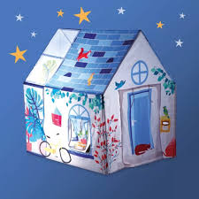 Découvrez la tente maison pour enfant ! Avec fenêtre,  porte, boite aux lettres… Un montage facile et pratique à ranger. Un espace magique pour jouer et grandir ! Dimensions : 90 x 120 x 120 cm https://st0.etoilejouet.ma/wp-content/uploads/2024/06/maison-ludi-etoile-jouet.jpg