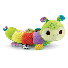 Une jolie peluche colorée et musicale pour éveiller les sens de Bébé ! Un jouet fabriqué à partir de 6 bouteilles en plastique recyclées, dès 3 mois. https://st0.etoilejouet.ma/wp-content/uploads/2024/06/peluche-bebe-interactive-et-musicale-etoile-jouet.jpg