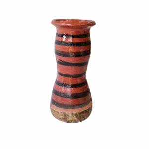 Traditionnellement fabriquée en terre cuite locale et recouverte d'une peau de mouton, les modèles artisanaux sont souvent décorés de motifs peints à la main ou de tressages colorés à la base. https://st0.etoilejouet.ma/wp-content/uploads/2024/07/5.jpg