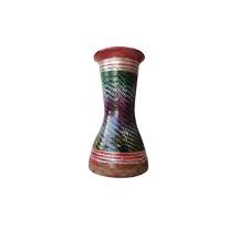 La taârija est généralement fabriquée en terre cuite, parfois décorée à la main avec des motifs colorés, et recouverte d'une peau de mouton. https://st0.etoilejouet.ma/wp-content/uploads/2024/07/taarija-etoile-jouet.jpg