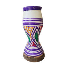 Découvrez l'artisanat marocain authentique avec ces superbes taârija traditionnelles. https://st0.etoilejouet.ma/wp-content/uploads/2024/07/tambour-marocain-en-argile-etoile-jouet.jpg