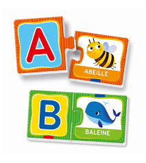 26 mini-puzzles illustrés à assembler pour apprendre les lettres de l’alphabet et les premiers mots. https://st0.etoilejouet.ma/wp-content/uploads/2024/08/mon-alphabet-clementoni-etoile-jouet-1.jpg