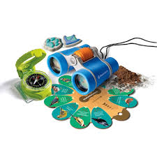 un ensemble multifonctionnel pour jouer en plein air et découvrir le monde environnant Contenu du jeu : jumelles, boussole et autres outils d'exploration qui permettent à l'enfant de s'amuser en plein air. https://st0.etoilejouet.ma/wp-content/uploads/2024/08/science-et-jeu-a-la-decouverte-de-la-nature-clementoni-etoile-jouet.jpg