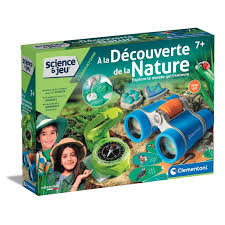 un ensemble multifonctionnel pour jouer en plein air et découvrir le monde environnant Contenu du jeu : jumelles, boussole et autres outils d'exploration qui permettent à l'enfant de s'amuser en plein air. https://st0.etoilejouet.ma/wp-content/uploads/2024/08/science-et-jeu-a-la-decouverte-de-la-nature-clementoni-etoile-jouet.jpg