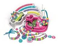 Le coffret contient 100 perles colorées, des fermoirs métalliques, des bracelets en lycra et des chaînes à assembler pour former des bijoux glamour. Les accessoires inclus te permettront de faire facilement les bijoux et de ranger tes perles. https://st0.etoilejouet.ma/wp-content/uploads/2024/09/bracelets-fashion-etoile-jouet.jpg