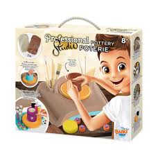 Contenu de Cartoon 1 tour de potier avec tiroir , 1kg de terre blanche , 1kg de terre marron , 1 palette (il s’agit d’une palette en plastique pour la peinture) , 5 outils de sculpture métal et bois , 5 tubes de peinture 15ml , 2 pinceaux , 5 tubes de paillettes , 1 stylet , 3 tampons , 1 éponge , Assortiment de strass , 1 tube de colle , 1 moteur amovible , 1 pédale 1,70m , 1 adapteur secteur , Notice illustrée en couleurs ttps://st0.etoilejouet.ma/wp-content/uploads/2024/09/professional-studio-poterie-etoile-jouet.jpg
