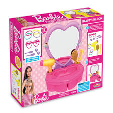 Ce set de beauté contient 16 pièces : 1 jolie coiffeuse avec miroir et des tiroirs pour le rangement, des lunettes, un séchoir, 2 peignes, 2 bagues, 4 bracelets, 2 pinces à cheveux Age : 3 ans et plus https://st0.etoilejouet.ma/wp-content/uploads/2024/09/salon-de-beaute-barbie-dede-etoile-jouet-1.jpg