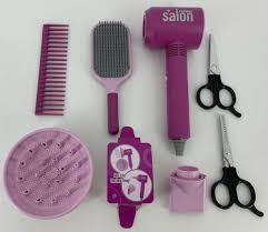 Le set de coiffure contient de nombreux accessoires amusants : un sèche-cheveux avec deux embouts différents, deux paires de ciseaux, une brosse à cheveux et un peigne. Le sèche-cheveux fonctionne avec des piles (non fournies) et souffle vraiment de l'air, avec trois modes de réglage : vitesse élevée, vitesse faible et arrêt. De quoi offrir une expérience de jeu réaliste et interactive. Avec ce kit, les enfants peuvent développer leur créativité et leur dextérité en s'amusant à coiffer leurs amis ou leurs poupées. Inclus dans le kit : Sèche-cheveux avec deux embouts différents Deux paires de ciseaux Brosse à cheveux Peigne https://st0.etoilejouet.ma/wp-content/uploads/2024/09/set-de-coiffeur-etoile-jouet.png
