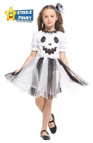 déguisement de fantôme composé d'une robe blanche et noire. Ce costume offre un look mystérieux et amusant, idéal pour les fêtes, les défilés costumés et la chasse aux bonbons. https://st0.etoilejouet.ma/wp-content/uploads/2024/10/deguisement-robe-fantome-etoile-jouet.jpg