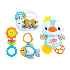 Dès la naissance, Contenu: Coffret 4 jeux d’éveil bébé sons et lumières : 1 peluche d’activités pingouin, 1 piano à touches électroniques, 1 poisson miroir et 1 hochet fleur. Alimentation: 2 piles LR03/AAA fournies. https://st0.etoilejouet.ma/wp-content/uploads/2024/10/newborn-baby-gift-set-winfun-etoile-jouet.jpg