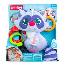 Doudou Raton Laveur Winfun ! Conçu pour éveiller les sens et stimuler la coordination, ce jouet interactif accompagnera votre tout-petit dès 3 mois. Balancez et secouez l’adorable raton laveur pour des sons amusants Appuyez sur sa pomme pendant 1 seconde pour écouter des sons et des phrases Dispose de 2 anneaux de dentition avec des textures différentes Anneau en plastique pour le fixer à la poussette, au berceau, etc. Recommandé à partir de 3 m+