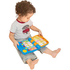 Le livre d'activités parlantes Winfun regorge d'activités d'apprentissage que votre enfant adorera Enseigne l'apprentissage, les nombres, les formes, l'heure, les objets, la reconnaissance des mots et plus encore Jouez à des jeux de quiz et à des jeux de mémoire Les sons et la musique ajoutent du plaisir Conçu avec 3 pages feuilletables Pliez-le et emportez-le en voyage Aide à développer la motricité fine et les capacités de communication et initie l'apprentissage précoce https://st0.etoilejouet.ma/wp-content/uploads/2024/10/talking-activity-book-etoile-jouet.jpg