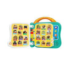 Le Winfun 101 Bilingual Learning Book – Animals est un livre interactif éducatif conçu pour initier les enfants à la découverte de 101 animaux en deux langues. Grâce à ses pages colorées et ses sons amusants, il offre une expérience d’apprentissage immersive et divertissante. Caractéristiques Principales 📘 Apprentissage Bilingue : Présente 101 animaux avec leurs noms et sons en deux langues. 🎶 Trois Modes de Jeu : Mode Apprentissage : Apprend les noms et sons des animaux. Mode Question : Encourage l’enfant à identifier les animaux. Mode Musique : Joue des mélodies et sons amusants. 🎨 Pages Colorées : Stimulent la vision et l’attention de l’enfant. 👜 Poignée de Transport : Facile à emporter partout. 🔋 Fonctionne avec 2 piles AA (incluses). https://st0.etoilejouet.ma/wp-content/uploads/2024/10/winfun-101-bilingual-learning-book-animals-etoile-jouet.jpg