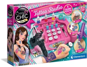 Coffret Clementoni Tattoo Studio – kit de tatouage pour enfants avec peintures corporelles, pochoirs et stylo spécial, conçu pour créer des tatouages temporaires colorés.