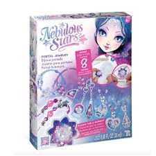 Nebulous Stars - Bijoux Portails contenu : 8 bases de bijoux 2 bouteilles de résine (parties A et B) Page d'autocollants Paillettes et poudre de paillettes Cordons en nylon 105 perles 2 crochets et 2 anneaux de saut Récipient à mélanger et bâton Gants jetables L'histoire complète d'Eclipsia Instructions de couleur Dimensions : 22,23 x 27,94 x 4,45 https://st0.etoilejouet.ma/wp-content/uploads/2024/12/bijoux-portails-etoile-jouet.jpg