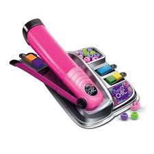 CONTENU DU JEU : Le kit comprend un fer à colorier pour cheveux, des craies de couleur, des éponges et un ensemble de perles pour embellir chaque style créé. https://st0.etoilejouet.ma/wp-content/uploads/2024/12/cheveux-multicolores-etoile-jouet.jpg