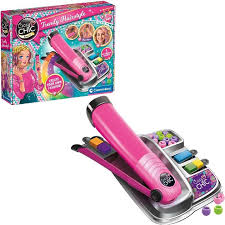 CONTENU DU JEU : Le kit comprend un fer à colorier pour cheveux, des craies de couleur, des éponges et un ensemble de perles pour embellir chaque style créé. https://st0.etoilejouet.ma/wp-content/uploads/2024/12/cheveux-multicolores-etoile-jouet.jpg