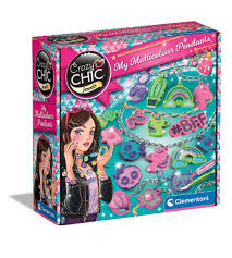 Superbe coffret pour créer ses propres bijoux personnalisés ! Le coffret comprend des chaînes, des anneaux en métal, des pendentifs, des paillettes colorées et des cordons multicolores. Les enfants adoreront créer leurs propres bracelets et colliers pour un look unique. Fabriqué en Italie. https://st0.etoilejouet.ma/wp-content/uploads/2024/12/crazy-chic-etoile-jouet.jpg