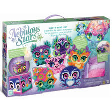 Crée de magnifiques pixels et animaux imaginaires avec ce set de perles à repasser. Avec la bougie électronique incluse, tu peux même fabriquer une lanterne avec 5 d'entre eux ! Contenu : Plaque pour perles à repasser 11 modèles cartonnés Plus de 4 500 perles à repasser Bougie électronique Pince en plastique Papier à repasser L'histoire des Animoulous Instructions en couleurs ttps://st0.etoilejouet.ma/wp-content/uploads/2024/12/ensemble-de-perles-a-repasser-nebulous-stars-etoile-jouet.jpg