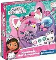 Un coffret parfait pour créer de fantastiques accessoires pour cheveux dans le style de Gabby et la maison magique. Les petites filles pourront créer leur propre style grâce aux nombreux accessoires à personnaliser tels qu'un serre-tête ou encore des perles colorées. Un jeu simple qui fera le bonheur des petites filles, en les laissant libres de créer des accessoires uniques en suivant leur imagination. Idéal pour développer la créativité et la dextérité des petites filles. À partir de 6 ans. Imaginé, conçu et développé en Italie. Cible âge 6+ Dimensions boîte (LxPxH) 19.8 x 19.8 x 4.7 Poids 225 gr https://st0.etoilejouet.ma/wp-content/uploads/2024/12/gabby-accessoires-pour-cheveux-clementoni-etoile-jouet.jpg
