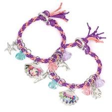 Fabrique 3 paires de bracelets de l'amitié et partage-les avec ta meilleure amie. Vous serez ainsi connectées l'une à l'autre ! Instructions vidéo disponibles en ligne. Contenu du carton 7 couleurs de cordon de soie, 18 breloques, 18 perles, 6 autocollants époxy, 60 anneaux ouverts, 6 fermoirs https://st0.etoilejouet.ma/wp-content/uploads/2024/12/nebulous-stars-bracelets-d-amitie-etoile-jouet.jpg