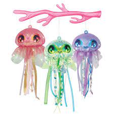 Ce kit créatif comprend 3 corps de méduses fluorescentes, 1 branche de corail, 3 couvercles de méduses en tissu, 63 perles fluorescentes, 70 perles colorées, 3 cordons de tuyau, ruban de bricolage, cordon fluorescent, cordon élastique et autocollants pailletés. Ces accessoires seront indispensables à la décoration de ta chambre ! https://st0.etoilejouet.ma/wp-content/uploads/2024/12/nebulous-stars-meduses-luminescentes-etoile-jouet.jpg