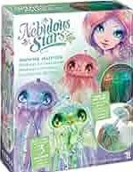 Ce kit créatif comprend 3 corps de méduses fluorescentes, 1 branche de corail, 3 couvercles de méduses en tissu, 63 perles fluorescentes, 70 perles colorées, 3 cordons de tuyau, ruban de bricolage, cordon fluorescent, cordon élastique et autocollants pailletés. Ces accessoires seront indispensables à la décoration de ta chambre ! https://st0.etoilejouet.ma/wp-content/uploads/2024/12/nebulous-stars-meduses-luminescentes-etoile-jouet.jpg