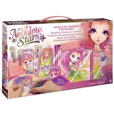 Créé un ensemble de chefs-d'œuvre étincelants: un cahier de notes, un tableau, un marque page, des aimants et plus encore. https://st0.etoilejouet.ma/wp-content/uploads/2024/12/papeterie-strass-par-numeros-nebulous-stars-etoile-jouet.jpg