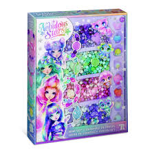 Laissé libre cours à ta créativité avec cet ensemble féérique de perles Nebulous Stars ! Idéal pour créer des bijoux uniques, ce kit enchanteur stimule l’imagination et la dextérité, tout en plongeant les enfants dans l'univers magique des étoiles. Une sélection variée de perles colorées. Fils élastiques et fils créatifs. Accessoires de finition pour des bijoux durables. Instructions illustrées pour t’inspirer. https://st0.etoilejouet.ma/wp-content/uploads/2024/12/studio-de-perles-a-repasser-animoulous-etoile-jouet.jpg