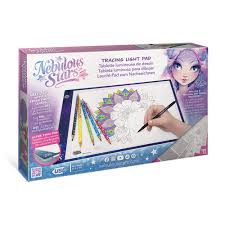 Cette activité zen et créative aide à développer la motricité fine et la concentration, tout en plongeant dans l’univers apaisant de Nebulia. Contenu de la boîte • Tablette LED ultrafine pour reproduire des motifs • Câble USB pour alimentation • 5 crayons de couleur à double pointe • Feutre noir pour le traçage précis • Modèles de dessin inclus • 10 feuilles transparentes à décalquer • L’histoire complète de Nebulia à lire et à rêver Remarque : Adaptateur secteur USB non inclus. https://st0.etoilejouet.ma/wp-content/uploads/2024/12/tablette-lumineus-etoile-jouet.jpg