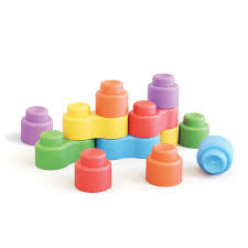 Taille H16, L23, P27cm. Pour les 6 mois et plus. Garantie constructeur 1 an. EAN : 8007905041437. C'est un sac pratique avec poignée qui contient 32 briques Momy Plus, la nouvelle gamme de constructions conçue pour les enfants de 18 à 36 mois. https://st0.etoilejouet.ma/wp-content/uploads/2025/02/momy-soft-bag-32-pcs-etoile-jouet.jpg