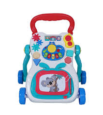 Grâce à ce trotteur solide et stable et à son tableau de dessin, Bébé fait ses premiers pas en toute sécurité. Il découvre les animaux de la ferme, le Téléphone, les couleurs, les formes et des sons amusants tout en s’initiant aux joies de la conduite. Trotteur avec un soleil lumineux, un téléphone-hochet amovible, un piano, des engrenages et des formes à encastrer. Age : 6-36 MOIS https://st0.etoilejouet.ma/wp-content/uploads/2025/02/trotteur-mon-bebe-etoile-jouet.jpg