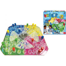 Comprend 1 plateau de jeu avec lanceur de dés, 16 pièces de jeu et des instructions Pour 2 à 4 joueurs. Soyez le premier à faire le tour du plateau ! Écrasez vos adversaires pour les renvoyer chez eux ! Déplacez d'abord vos 4 pions sur le plateau pour gagner ! Recommandé pour les 4 ans et plus. https://st0.etoilejouet.ma/wp-content/uploads/2025/03/ludo-pop-etoile-jouet.jpg