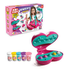 Ce coffret original associe pâte à modeler et perles pour permettre aux enfants de façonner leurs propres colliers, bracelets et accessoires colorés. Grâce aux moules inclus, ils peuvent imaginer des créations inspirées de l’univers glamour de Barbie. Parfait dès 3 ans, ce jeu stimule la créativité, la motricité fine et le sens artistique. Contenu : Pots de pâte à modeler colorée Perles, moules et accessoires Thème Barbie Âge recommandé : 3 ans et +. https://st0.etoilejouet.ma/wp-content/uploads/2025/09/coffret-de-pate-a-modelr-etoile-jouet.jpg