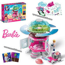 Barbie - Clementoni - Exploratrice Spatiale Points forts Jouet éducatif pour découvrir la vie dans l'espace. Coffret scientifique avec station spatiale à assembler. Inclut une figurine Barbie et accessoires réalistes. Favorise la créativité et les compétences cognitives chez l'enfant. https://st0.etoilejouet.ma/wp-content/uploads/2025/10/barbie-clementonie-exploratrice-etoile-jouet-1.jpg